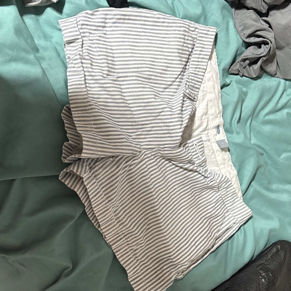 Old Navy Gray Striped Women Shorts Cargos